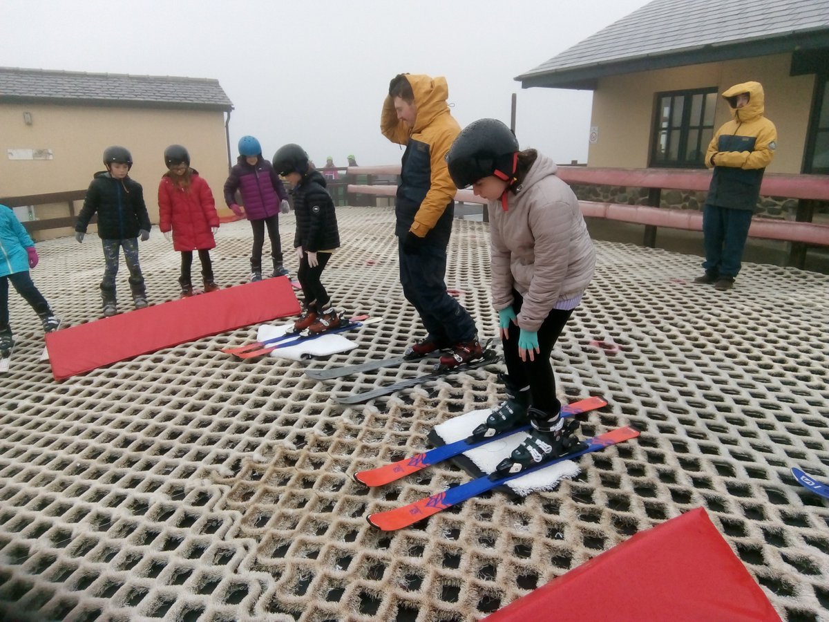 gpsmridrake's tweet photo. Skiing in the rain.
@GlyncoedP https://t.co/oSFD9JzrrV