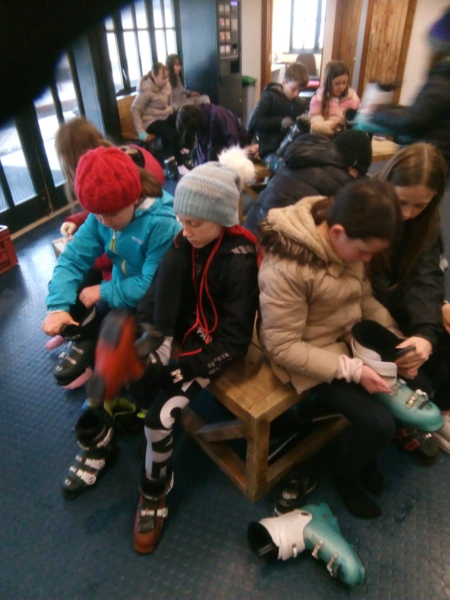 gpsmridrake's tweet photo. Skiing in the rain.
@GlyncoedP https://t.co/oSFD9JzrrV