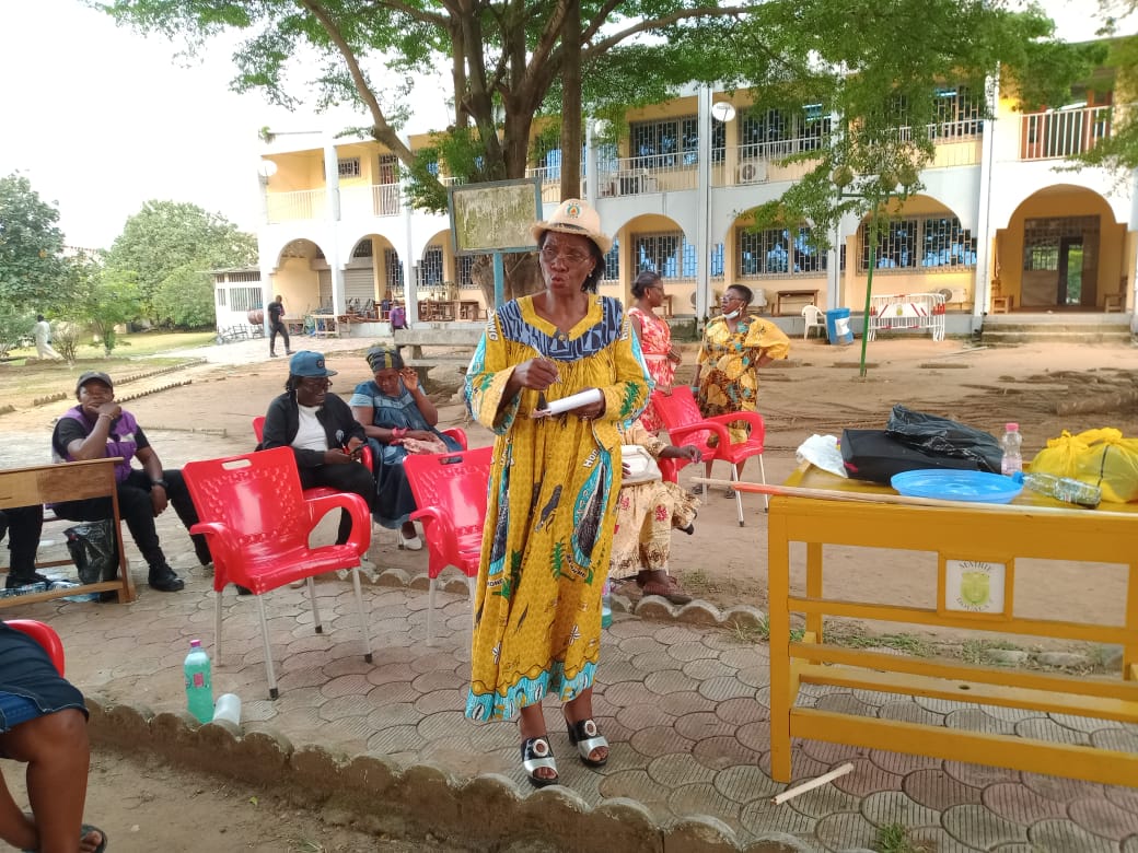 mairiedla3's tweet photo. En direct des jardins de la CAD 3, le personnel féminin, sous l'encadrement de Mme la Mairesse, ABENG Marie Denise épse ESSOLA SAMBA et de la Secrétaire Générale Mme MOUTONGO BLACK Alice Sophie, s'approprient les techniques de fabrication du savon liquide et du javel. https://t.co/Zya2PPU0Ph