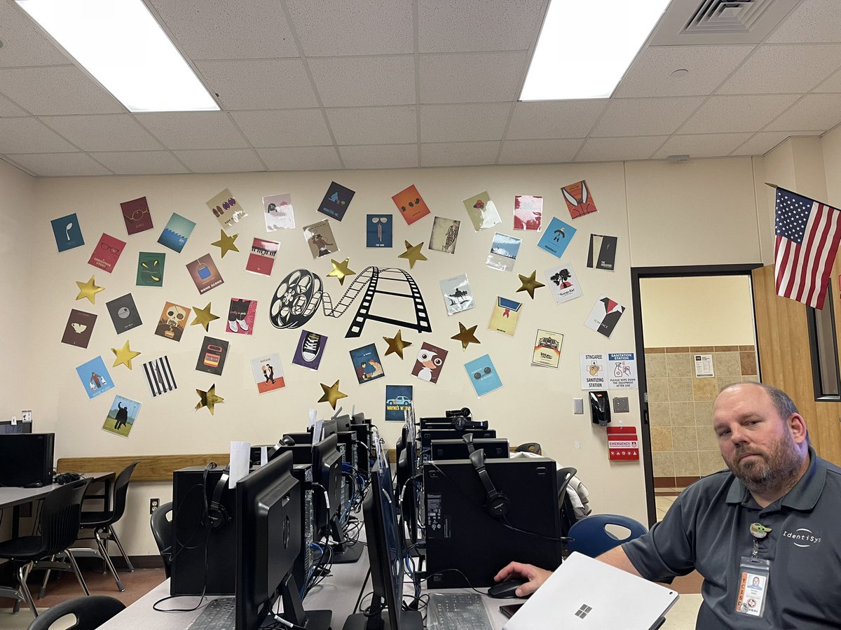 tcisdEDtech's tweet photo. Hanging out with the stars @tchs_sting_tv and learned about https://t.co/AdUv1o2WCG! @SlidesManiaSM https://t.co/FrlL06f4Gr