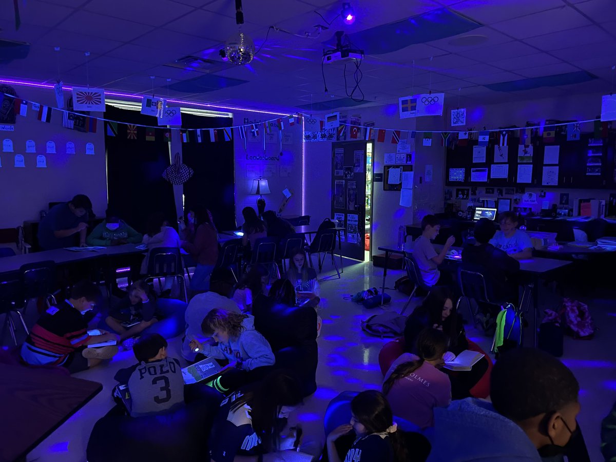 #readacrossamerica week continues <a href="/MoodyMiddleSch/">Moody Middle School</a> with <a href="/NuttyProf37/">TM🐘</a> 6th graders reading to @WallisKids1 5th graders! <a href="/sccboe/">St. Clair County Schools</a> @stclairsuper