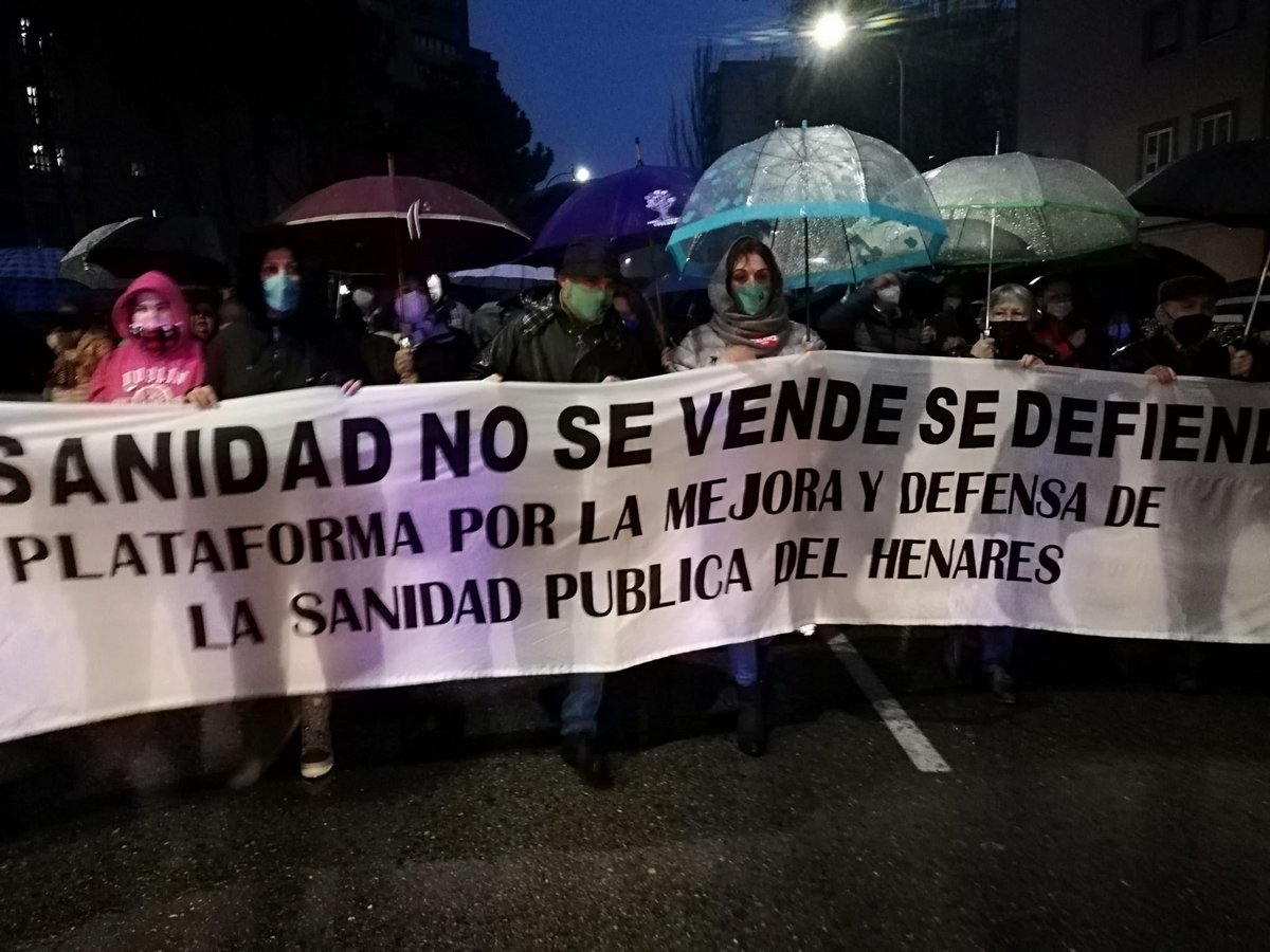 SFH_PSOE's tweet photo. Aunque ha sido una tarde lluviosa… no faltan motivos para manifestarnos junto a la Plataforma en defensa de la #sanidad #publica. 

NO vamos a permitir que la señora Ayuso y su gobierno del Pp desmantele nuestra Atención Primaria

#sanidadpublica
#norecortes 

#Cumplimos https://t.co/aTQfVlHlDT