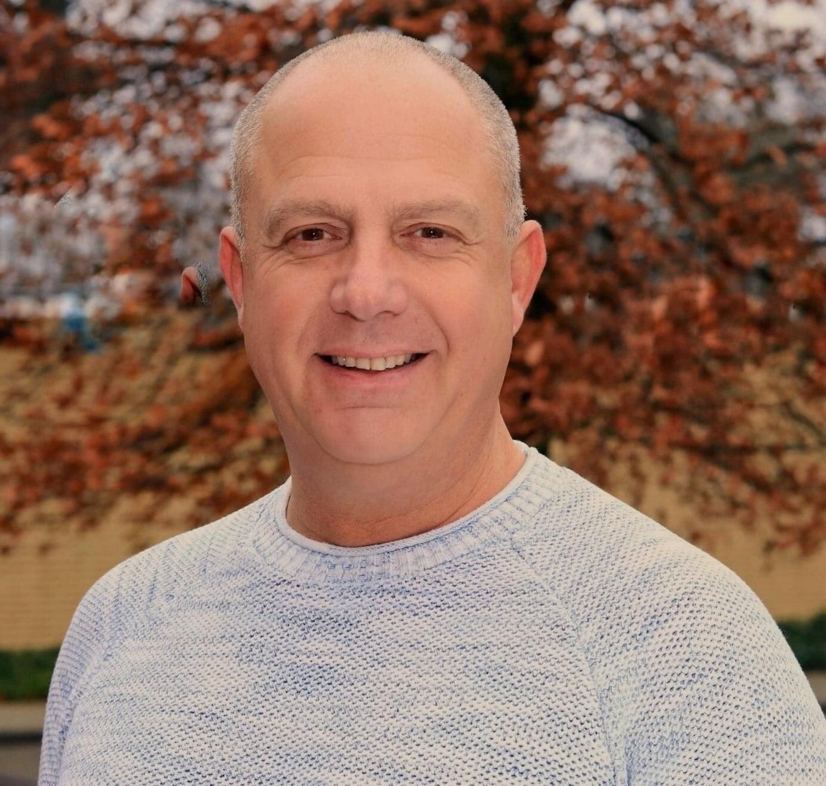 hartvoorhilv's tweet image. "Ik ben Ron Lancé, geboren en getogen in Hilversum. Alleen door zelf mee te doen in de politiek kan je dingen veranderen. Ik vind het superbelangrijk om het leefgenot van Hilversum voor ogen te houden. Een veilig, leefbaar en bereikbaar Hilversum. Voor nu en later." Nr. 4, Lijst1