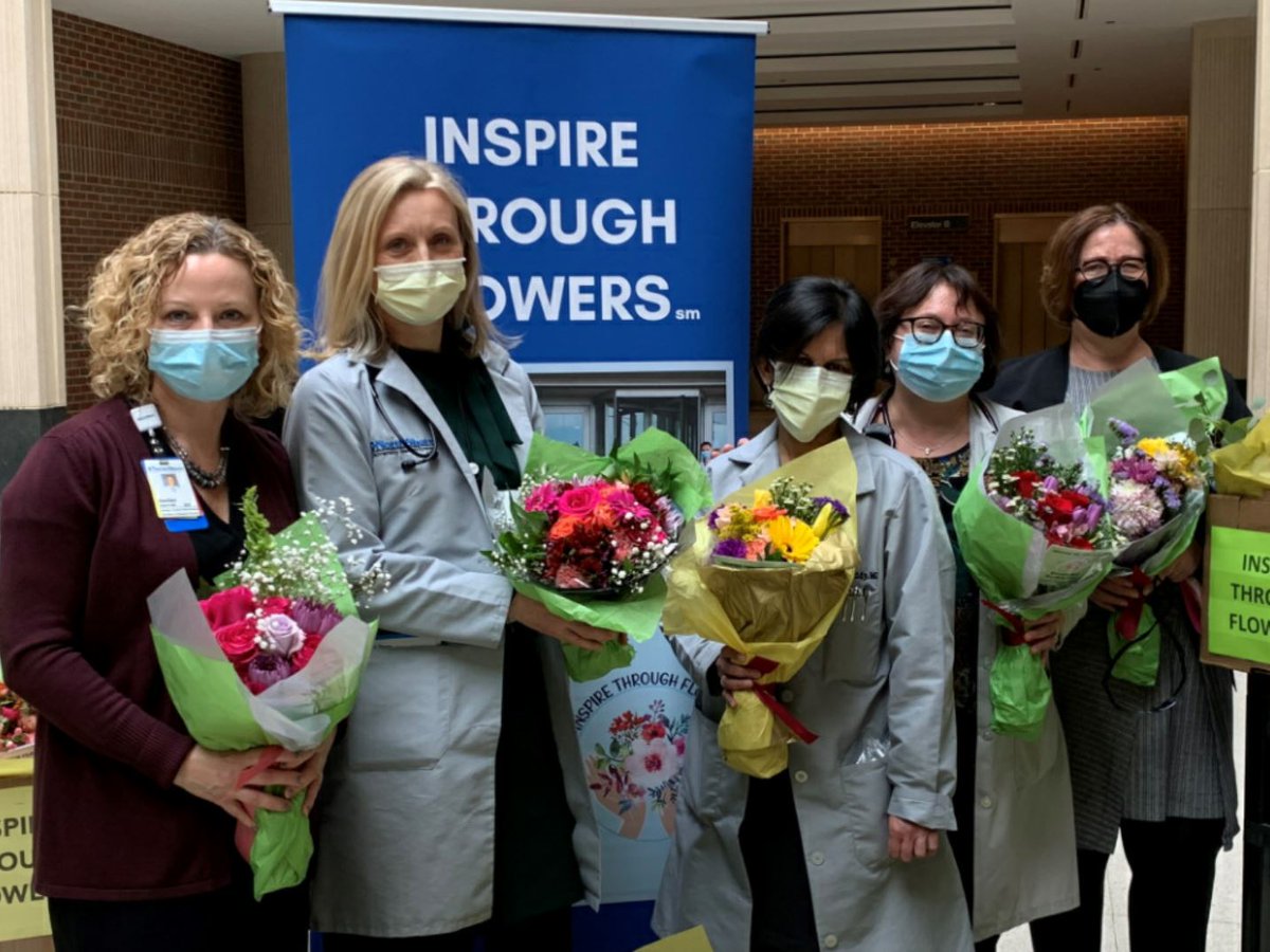 EndeavorHlth's tweet photo. Special delivery! 140+ Bouquets of Gratitude 💐 were delivered to Evanston Hospital today! #Thankyou to Inspire Through Flowers for the kind and thoughtful gesture in honor of our #healthcareheroes. #PayitForwardTogether #NationalHospitalistDay https://t.co/ZDO6tIFaqJ