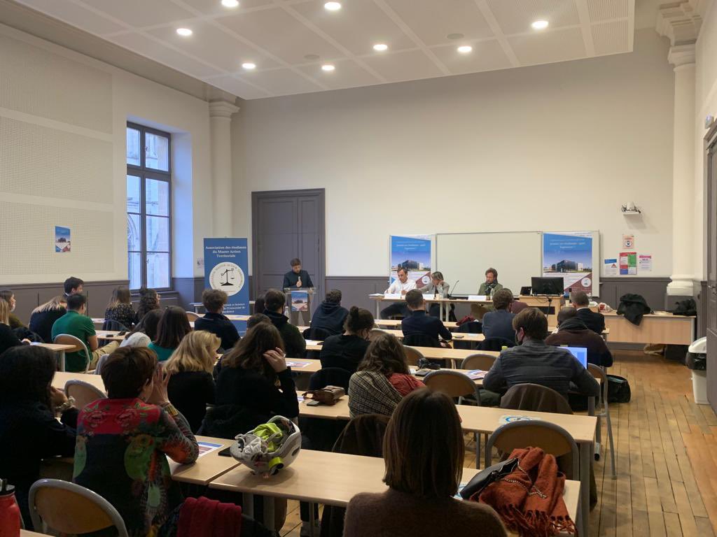 BorisVallaud's tweet photo. Jeunes ou étudiants : quel logement ?

Un grand merci aux étudiantes et étudiants de l'association du Master de Droit Action Territoriale de l'Université de Bordeaux pour leur invitation à venir débattre et présenter nos propositions ! Une autre politique logement est possible. https://t.co/43k1fa2T7t