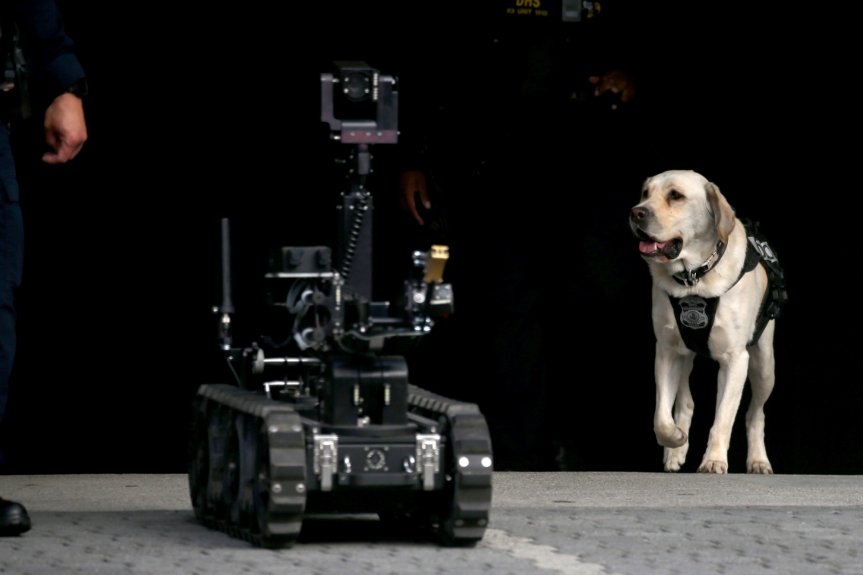 ICORTechnology's tweet image. Oakland: Suspicious package was not explosive device. Businesses reopen, residents return to homes in Jack London district.

mercurynews.com/2021/08/05/oak…
⁠
----⁠
⁠
#caliberrobot #eod #ied #bombdisposal #bombdisposalrobot #bombrobot #bombsquad #police #policerobot #robot