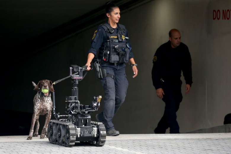 ICORTechnology's tweet image. Oakland: Suspicious package was not explosive device. Businesses reopen, residents return to homes in Jack London district.

mercurynews.com/2021/08/05/oak…
⁠
----⁠
⁠
#caliberrobot #eod #ied #bombdisposal #bombdisposalrobot #bombrobot #bombsquad #police #policerobot #robot
