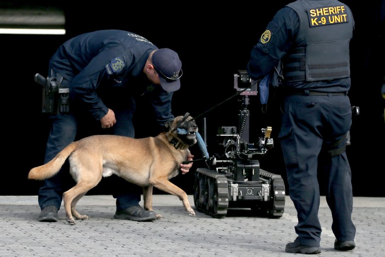 ICORTechnology's tweet image. Oakland: Suspicious package was not explosive device. Businesses reopen, residents return to homes in Jack London district.

mercurynews.com/2021/08/05/oak…
⁠
----⁠
⁠
#caliberrobot #eod #ied #bombdisposal #bombdisposalrobot #bombrobot #bombsquad #police #policerobot #robot