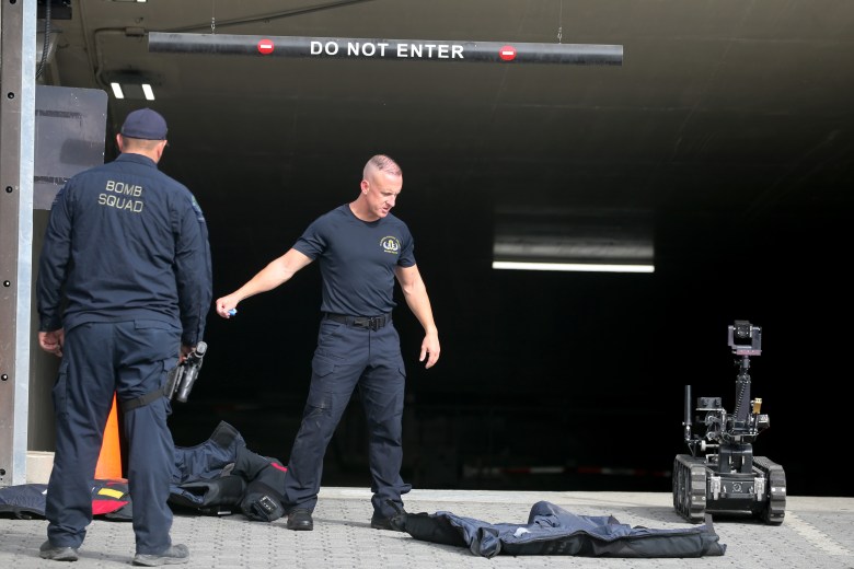 ICORTechnology's tweet image. Oakland: Suspicious package was not explosive device. Businesses reopen, residents return to homes in Jack London district.

mercurynews.com/2021/08/05/oak…
⁠
----⁠
⁠
#caliberrobot #eod #ied #bombdisposal #bombdisposalrobot #bombrobot #bombsquad #police #policerobot #robot