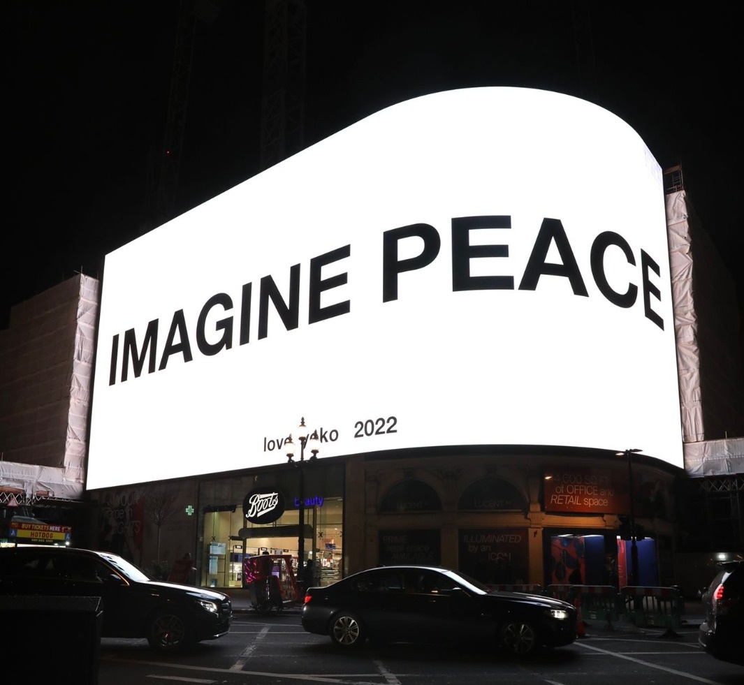 SadiqKhan's tweet photo. Our world is calling for peace. 

@YokoOno's global message shines bright across London tonight #IMAGINEPEACE 🤍 https://t.co/M2A0KKyGOA