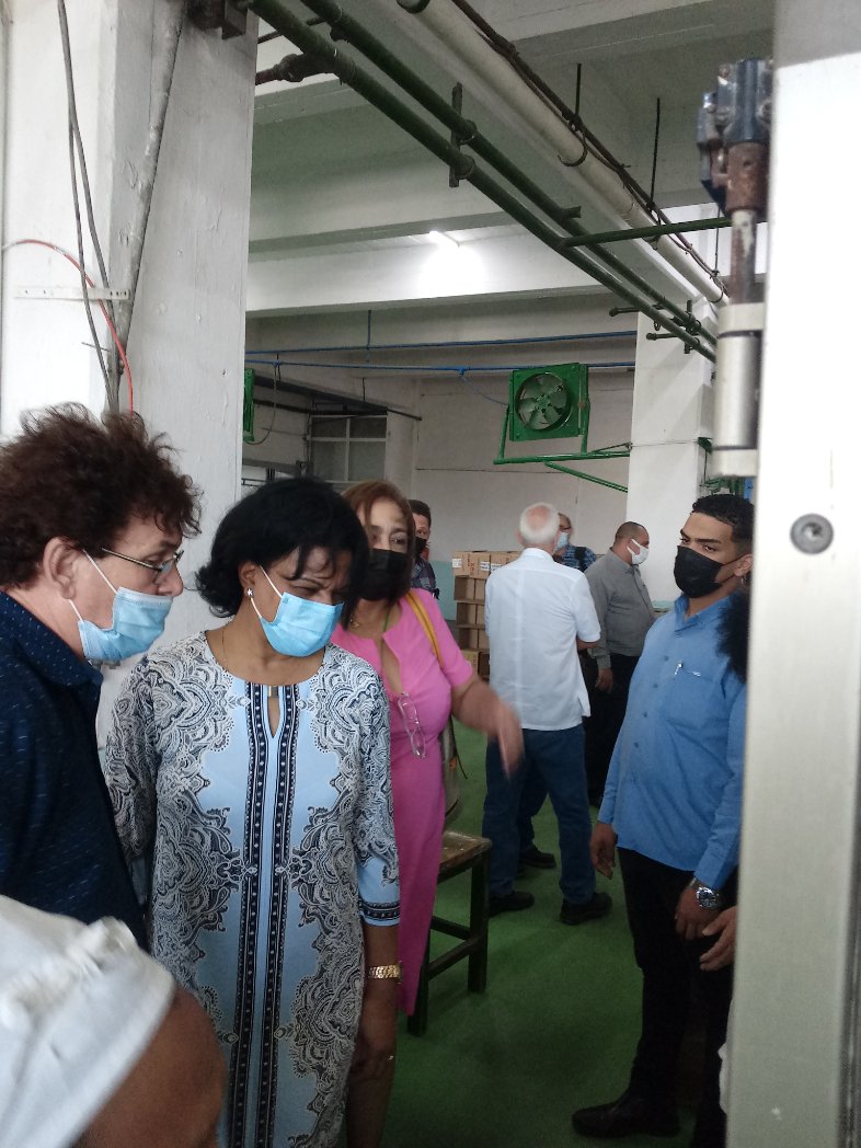 MarioLo43253013's tweet photo. Visita la Viceprimera Ministra Inés María Chapman la UEB Crema Dental. El desarrollo e Innovación priman en esta entidad.#CubaViveYAvanza https://t.co/At6suRHgXR
