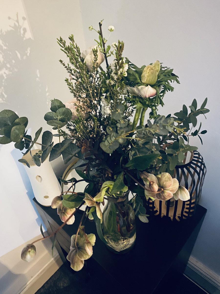 LoloLizzyLoo's tweet photo. I don’t know who enjoyed the flower arranging more.. the staff or the patients 💚 @Andersen_AdeleB @IzziRMN https://t.co/ABOAS1j6U1