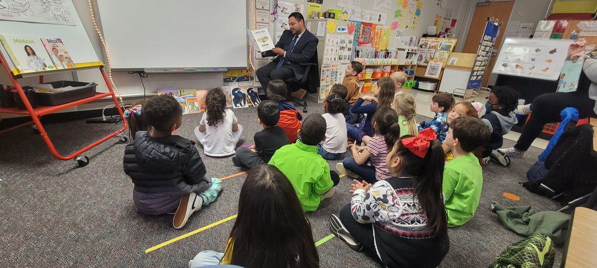 RESLibrary2's tweet photo. Rosehill loves guest readers!  Officer Bert, Mr. Schiel, and Mr. Guerrer @RESLibrary2 @TISDRES @TISD_Libraries #TomballReads https://t.co/oMDNOEozSO