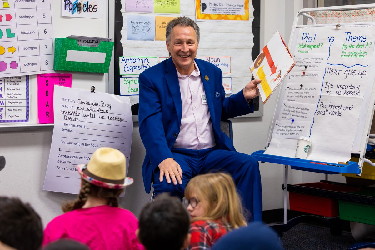 Students at Giesinger received a special visit from members of our community who read their favorite book for the Read Across America program! 📗