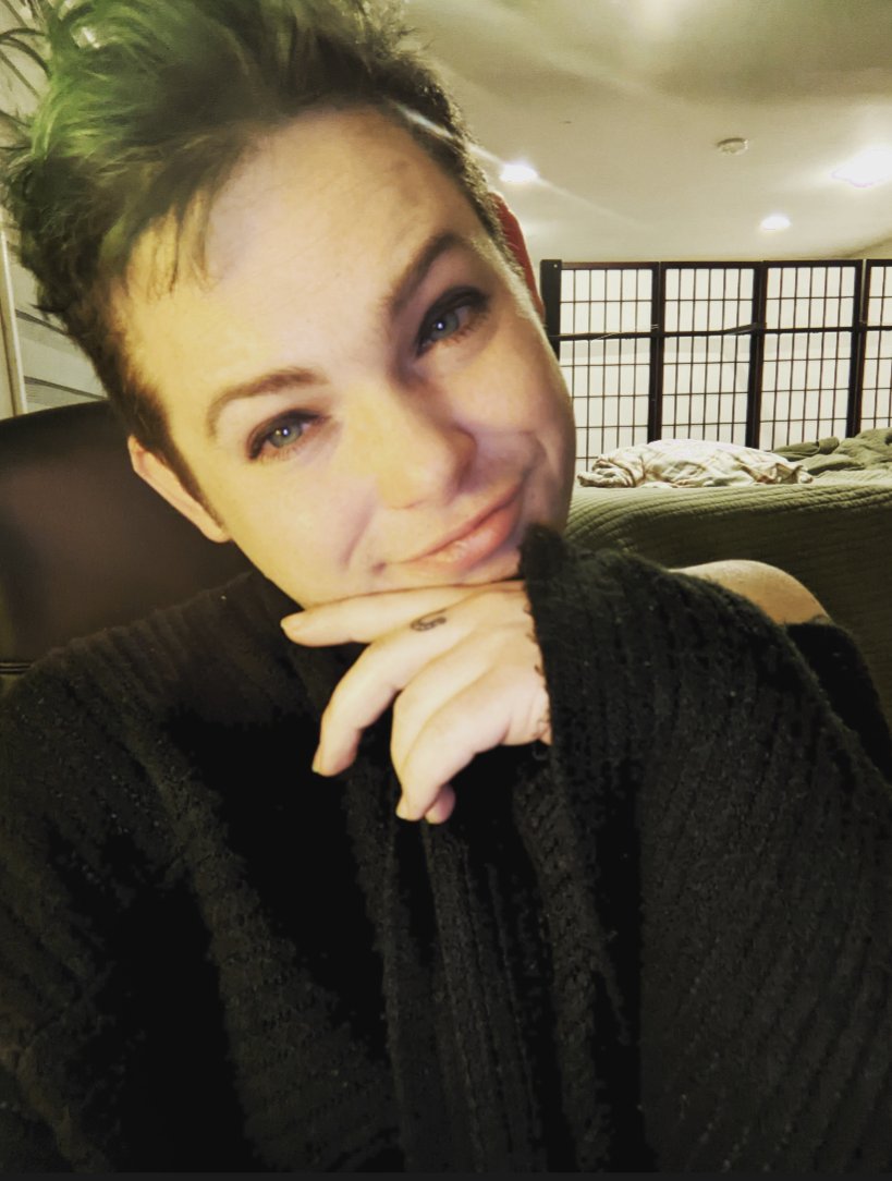 liminaljuniper's tweet image. this is a thot acct now 

revel in my hotness (and ignore the red allery eyes i live in a place where pollen is notoriously horrible)