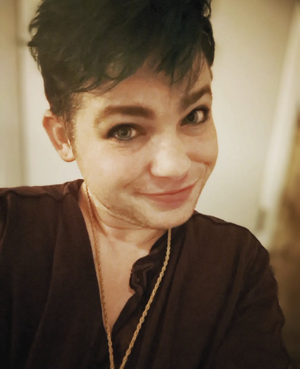 liminaljuniper's tweet image. this is a thot acct now 

revel in my hotness (and ignore the red allery eyes i live in a place where pollen is notoriously horrible)