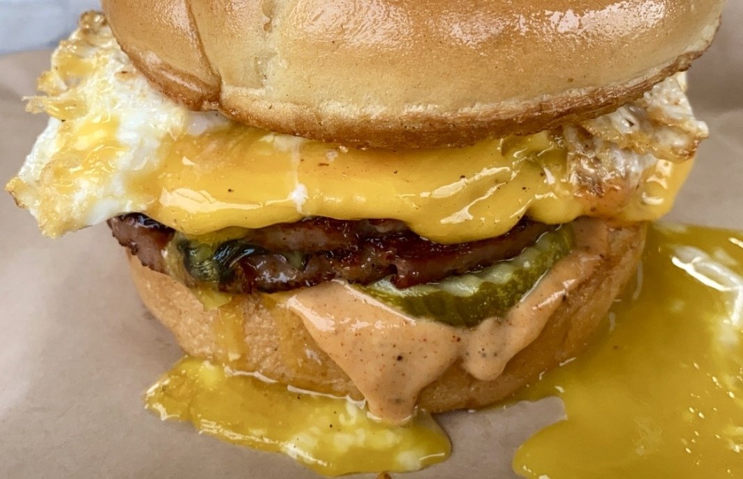 ThePigAndPint's tweet photo. What’s your favorite cold cut? Around here, it’s baloney. Imagine thick slabs of our house-made smoked baloney fried on a griddle topped with American cheese, and a fried egg over-easy served on a brioche bun with Comeback sauce and B&B pickles. 🐷&🍺 #getsomecoldcuts #coldcutday https://t.co/uwBZKOeoQF