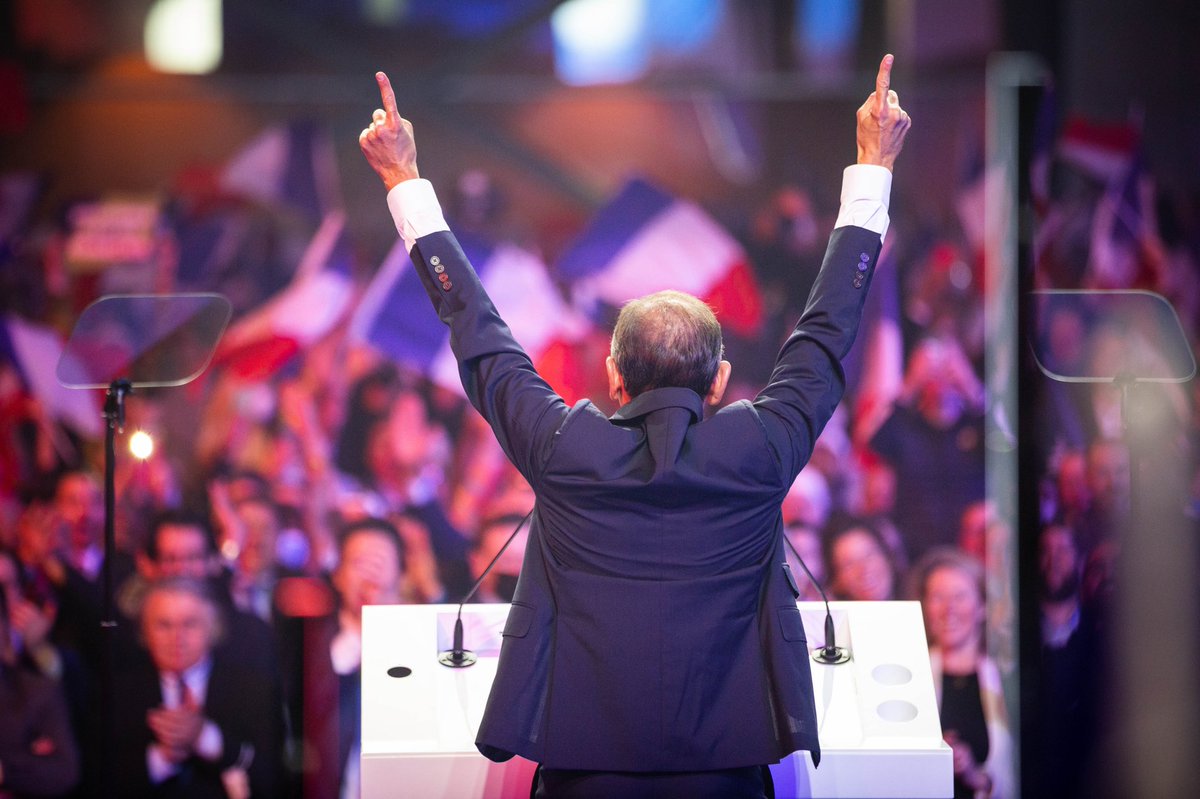 ZemmourEric's tweet photo. 721 parrainages enregistrés aujourd'hui ! Quelle fierté ! Merci aux maires et aux élus de France. https://t.co/LjKNHPbbk0