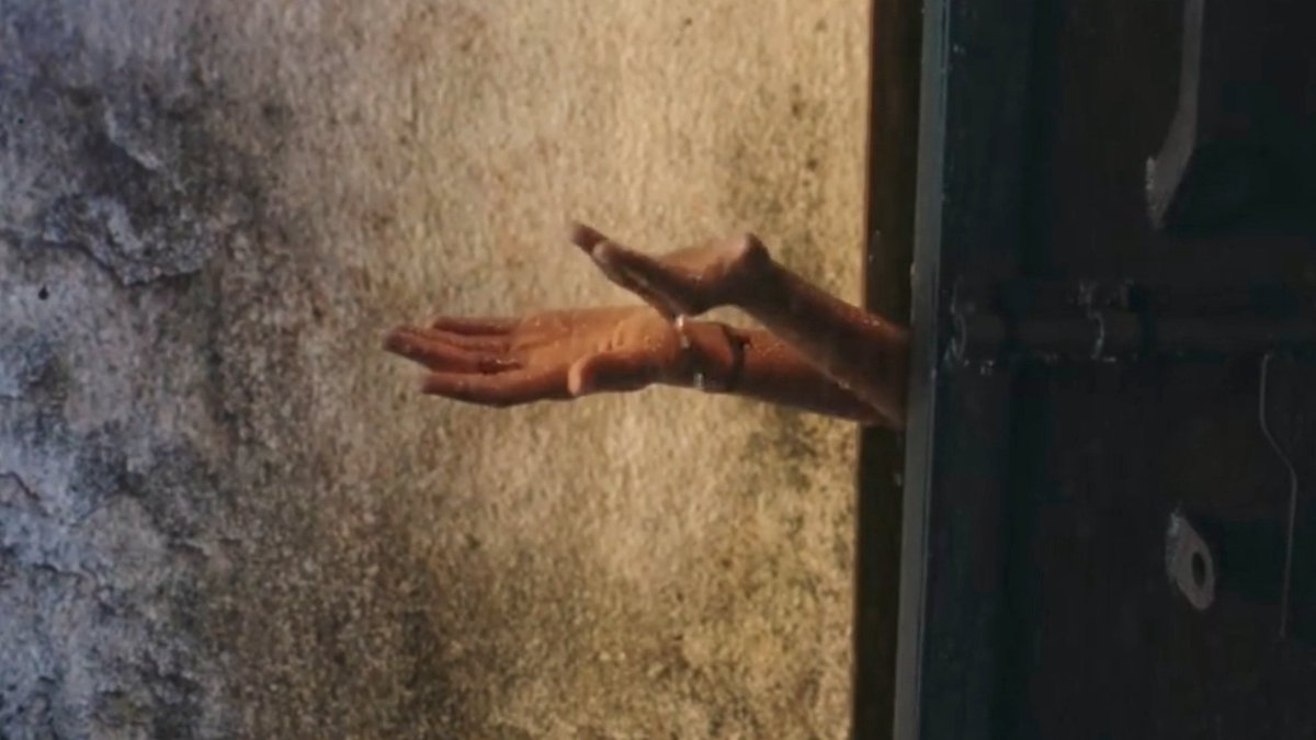 《ويمكرون ويمكر الله والله خير الماكرين》قرآن كريم
الصورة من فيلم "beyond the clouds " لمجيد مجيدي 
ملاحظة : لا علاقة للصورة بالآية القرآنية في الفيلم.