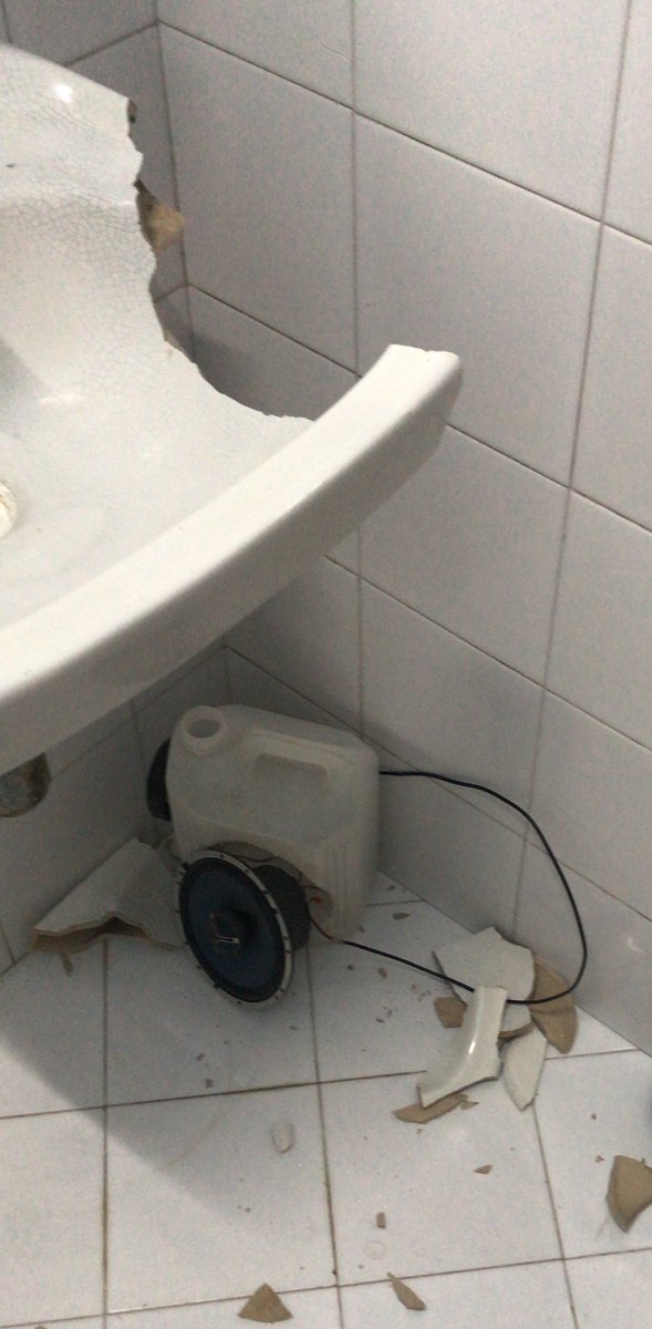 JanCarlos0313's tweet photo. Así como deje el baño mi mamá quería dejarme la cara 😂. https://t.co/mZF052kd0Q
