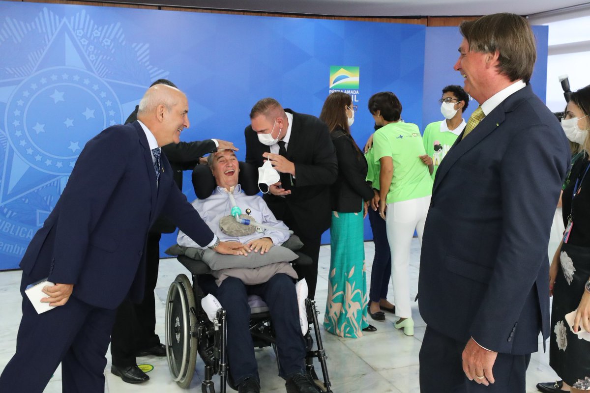 Participei do Dia Mundial de Doenças Raras no Palácio do Planalto e tive o privilégio de cumprimentar o inesquecível Comandante do Exército, <a href="/Gen_VillasBoas/">General Villas Boas</a>. Um especial amigo e imprescindível referência para o Brasil em momentos chaves da nossa história recente.