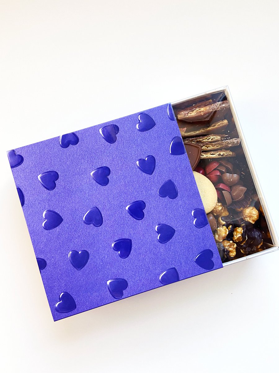 PrintPantherCA's tweet image. Box full of sweets designed with @pantone's "Very Peri" in mind😉🍫 #ColoroftheYear #PrintPanther #PrintingIndustry