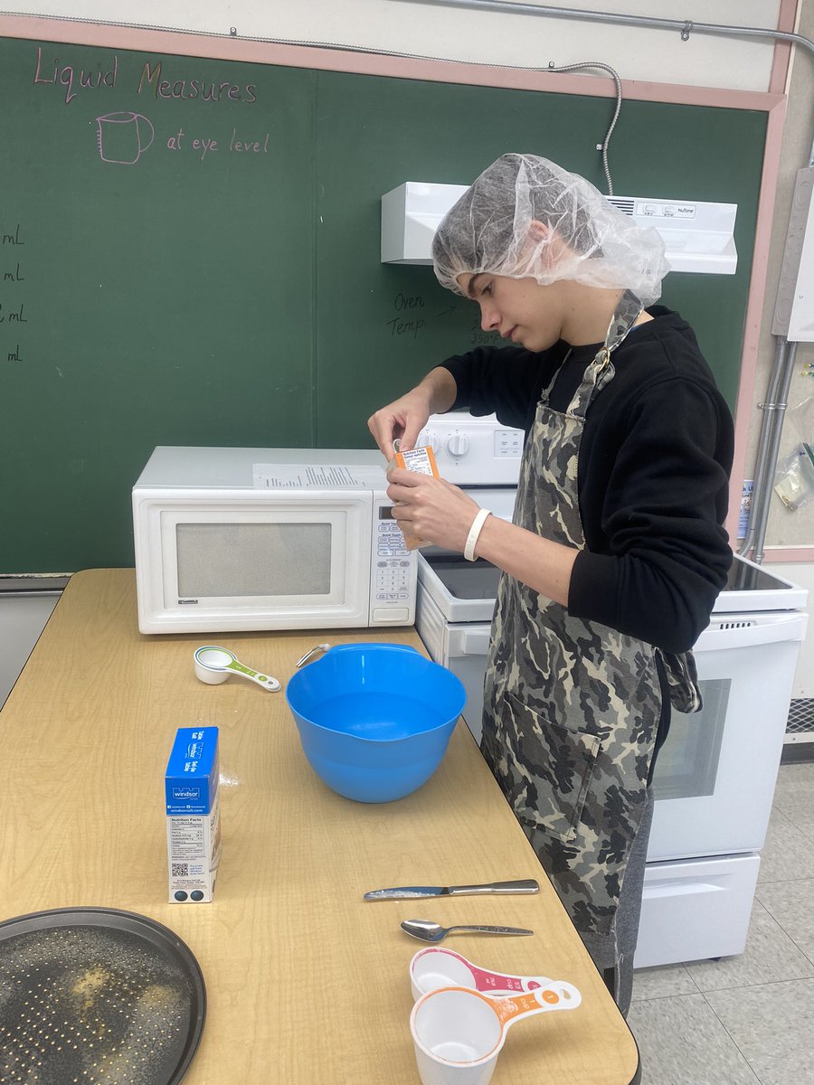 AnnaheimSchool's tweet photo. Today Grade 10s made super chocolate chip pizza and chocolate cake in a mug! https://t.co/U49VVf5gTJ