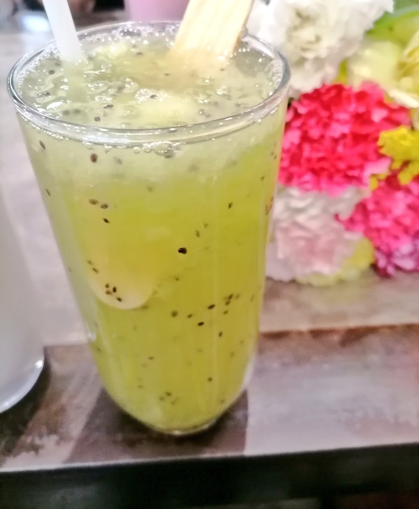 LaCapry_'s tweet photo. Una de quiwi para el calor.
#calor #aguadequiwi #quiwi
#juevebes #Jueves https://t.co/tokYojCsYy