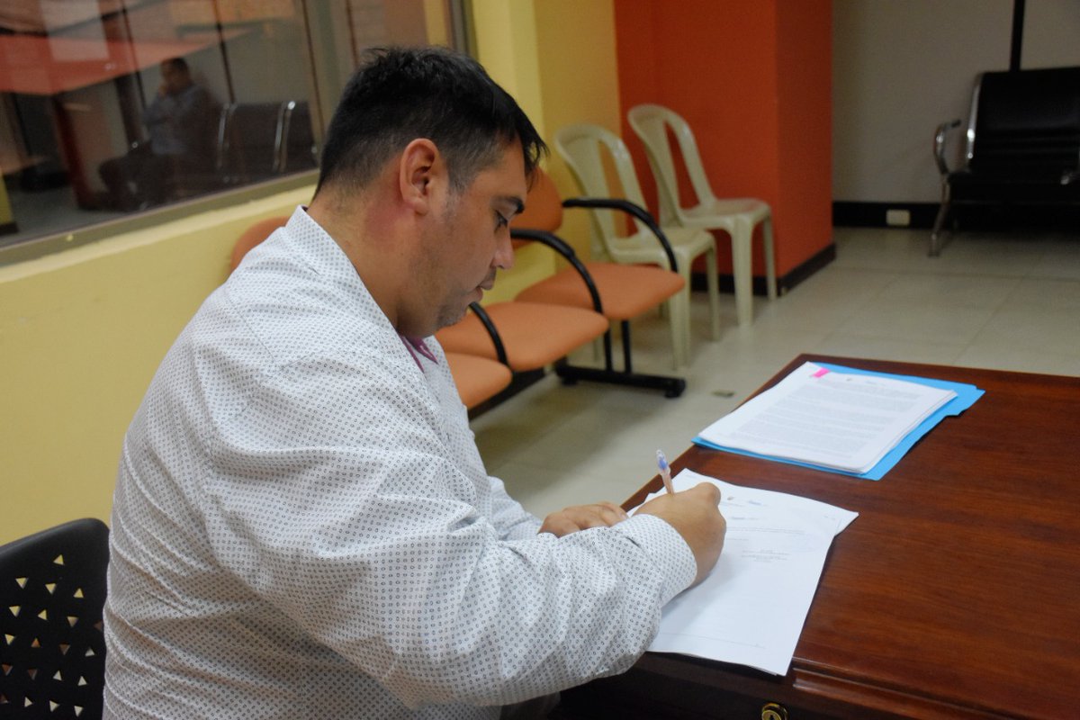 GadPalanda's tweet photo. 🤝 Firma de Convenios 
El alcalde, Segundo Mejía y el director del @InclusionEc #Zamora Javier Bustamante, realizaron la firma de 4 convenios en favor de los grupos de atención prioritaria del cantón Palanda.  La inversión del MIES es de $ 103794,90 y el Gad Palanda $60573,73. https://t.co/EHon0uX1wV