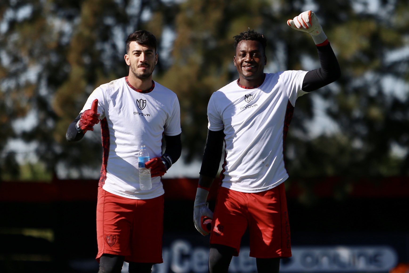 تويتر \ Newell's Old Boys على تويتر: "Todos juntos ?? #VamosNewells ?⚫ https://t.co/LwXln7gfcd"
