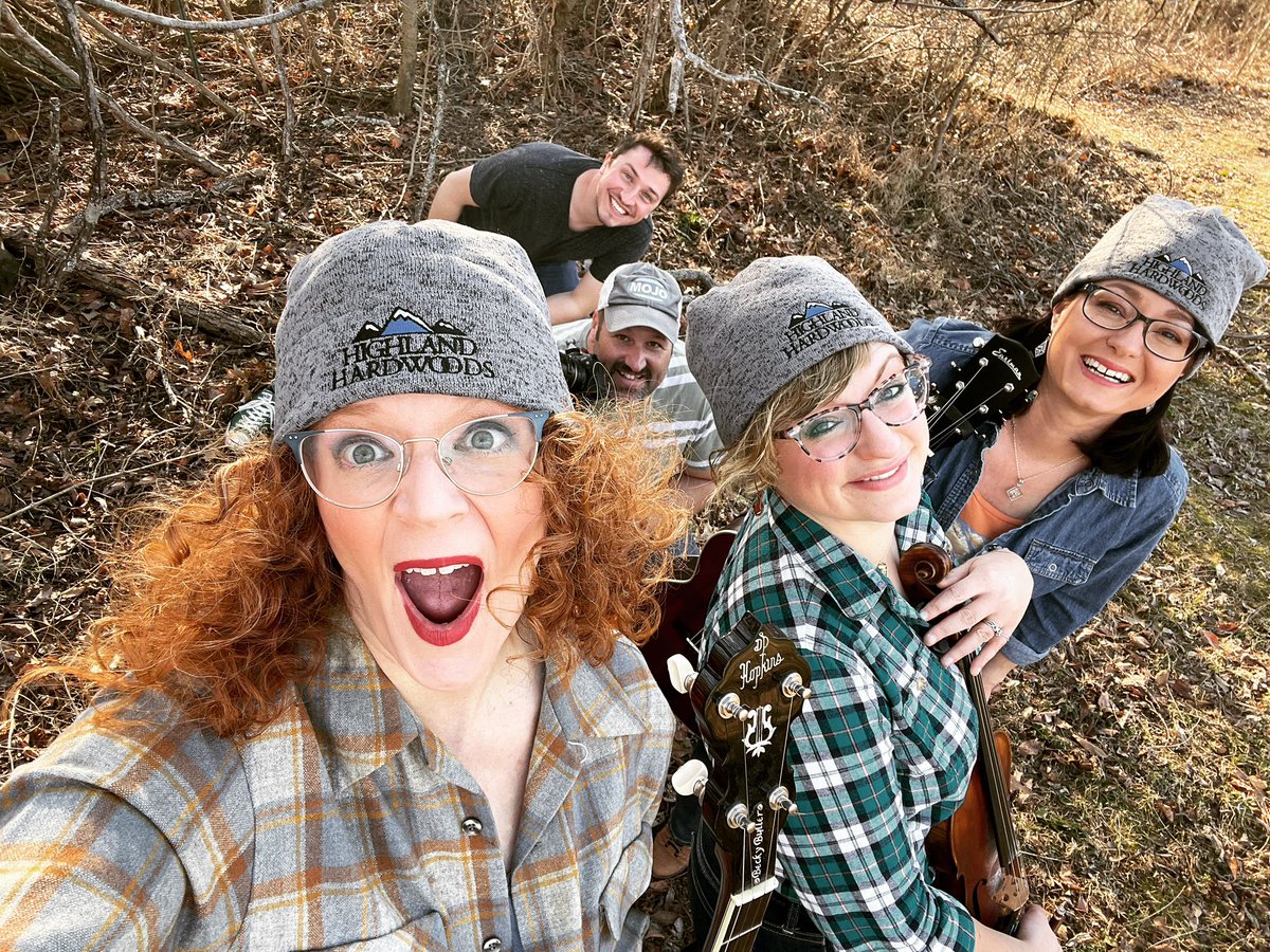 FiddlerBeckyB's tweet photo. We did a thing today at @DarkShadowRec world HQ. Keep your ears on and your eyes open!
.
#RickLang
.
#lauraorshaw #JanaMougin @FiddlerBeckyB @StephenMougin #DanielSchimmel https://t.co/zvZpeEqz2U
