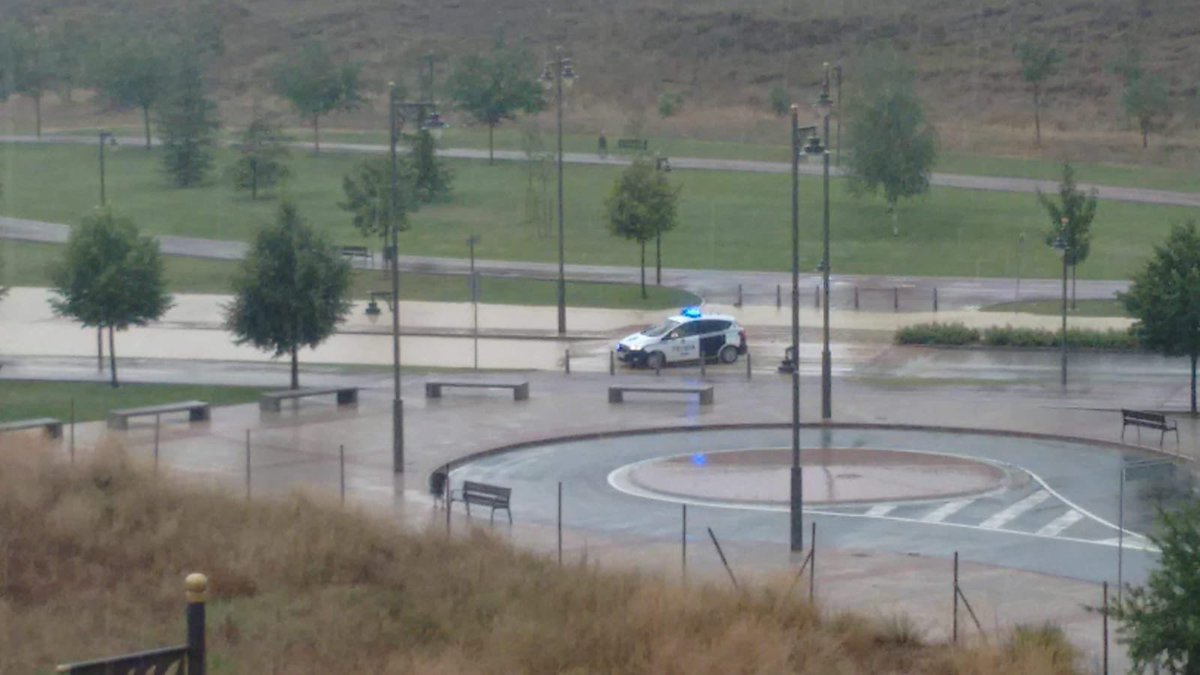 AAVVelcampillo's tweet photo. Los bancos que misteriosamente desaparecieron del barrio de El Campillo han aparecido (oh, sorpresa…) en la Plaza del Mercado… @AytoLogrono @jozusu @KilianCD @aavv_f VAYA TELA!!! https://t.co/mKpCQ9HSaB