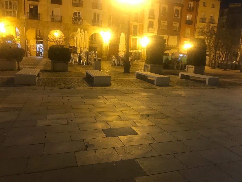 AAVVelcampillo's tweet photo. Los bancos que misteriosamente desaparecieron del barrio de El Campillo han aparecido (oh, sorpresa…) en la Plaza del Mercado… @AytoLogrono @jozusu @KilianCD @aavv_f VAYA TELA!!! https://t.co/mKpCQ9HSaB