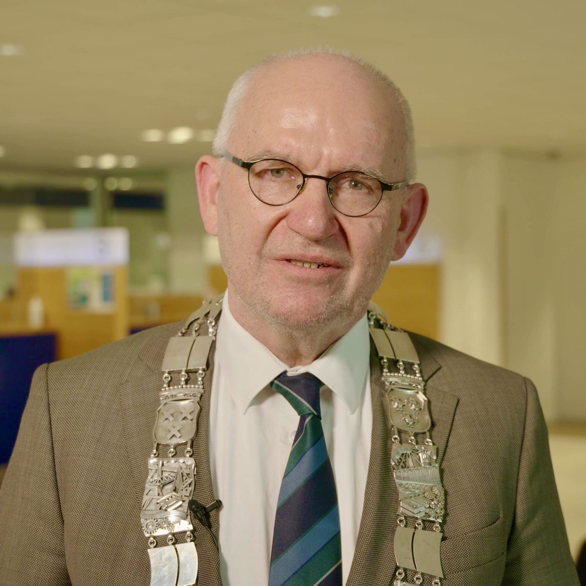 ❤️ 🕊 🎞 

“Houd het hoofd koel en het hart warm. Ook ik hoop dat de vredesbesprekingen succes zullen hebben.”

Dat zegt #burgemeester <a href="/janheijkoop/">Jan Heijkoop</a> in zijn nieuwste video:

h-i-ambacht.nl/BurgemeesterOv…