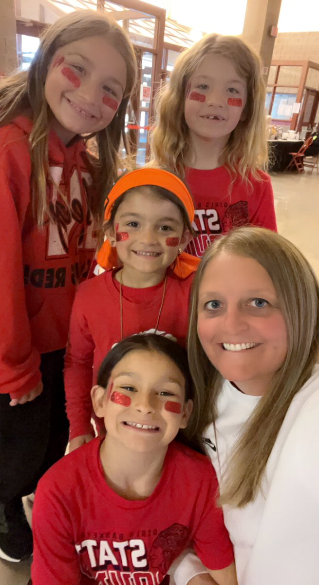 Just some future NEOGA INDIANS watching, cheering, learning, &amp; beginning to dream of playing here one day ♥️ #IHSAstatetourney #GoRed #NeogaProud <a href="/HaarmanKevin/">Kevin Haarman</a> <a href="/MartyHartke/">Marty Hartke</a> <a href="/James12Seth/">Seth James</a>