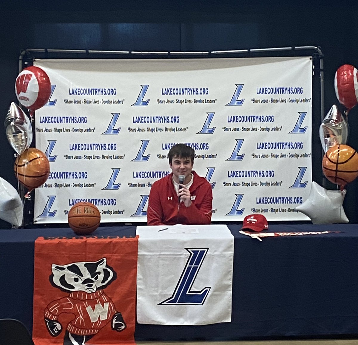 lcl_lightning's tweet photo. Congrats to @LukeHaertle on making it official and signing with @BadgerMBB!
@UWBadgers #GoLightning #OnWisconsin https://t.co/AiKWW9e3Nd