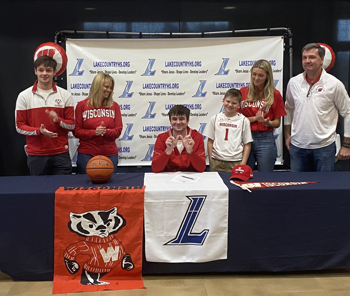 lcl_lightning's tweet photo. Congrats to @LukeHaertle on making it official and signing with @BadgerMBB!
@UWBadgers #GoLightning #OnWisconsin https://t.co/AiKWW9e3Nd