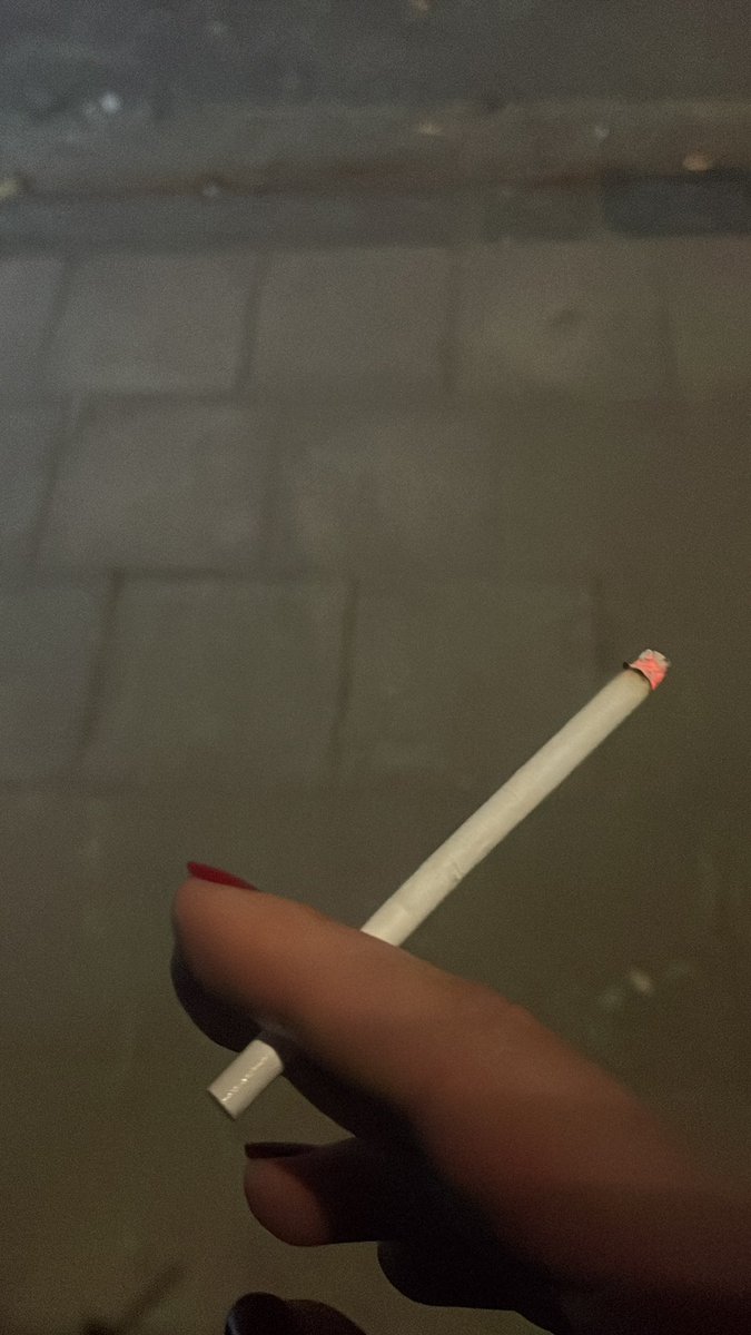 RijkeMILF's tweet photo. wtf is dit voor een sigaret https://t.co/vhCxP9PRQT