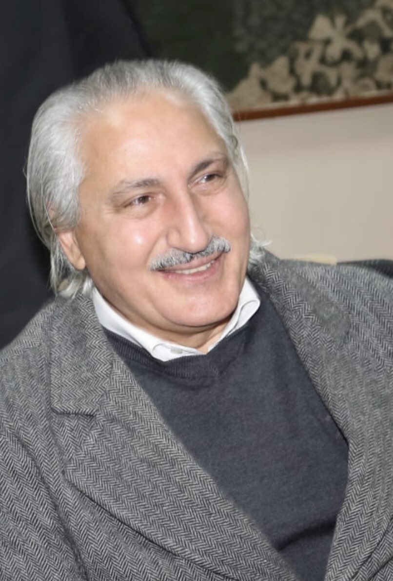 يا ساكنين قلوبَنا رفقًا بنا
فُقدانُكم
فقدُ الإحبَّةِ كلِّهم
من بعدِكم
أينَ الأحبَّةُ بعدَكم واللهِ أينْ ؟
فالدمُّ في مجراهُ يلهثُ خلفَكم 
طفلٌ بسوقِ الحبِّ تاهَ
وراحَ يسألُ باكيًا 
باللهِ قولوا أينَ حِضنُ الوالدينْ؟
#عبدالعزيز_جويدة