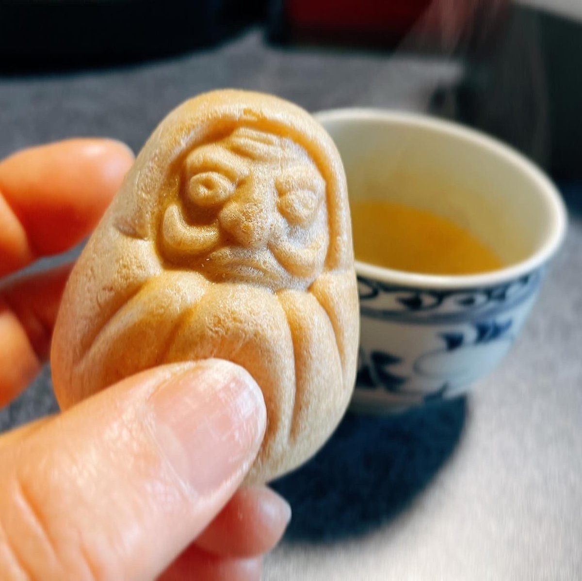 ptenpotety's tweet photo. 岐阜の銘菓「起き上がり本舗・起き上がり最中」
もぉ、食べられなくなるの？
餡子が美味しくて、父が大好きで帰省の際いつもお土産に持って帰ってたのに🥲 …  残念。
 #起き上がり最中  #起き上がり本舗  #最中  #らいと  #トイプードル  #餡子が最高  #ぼくもたべてみたかった  #残念 https://t.co/wxdnPKPtkw
