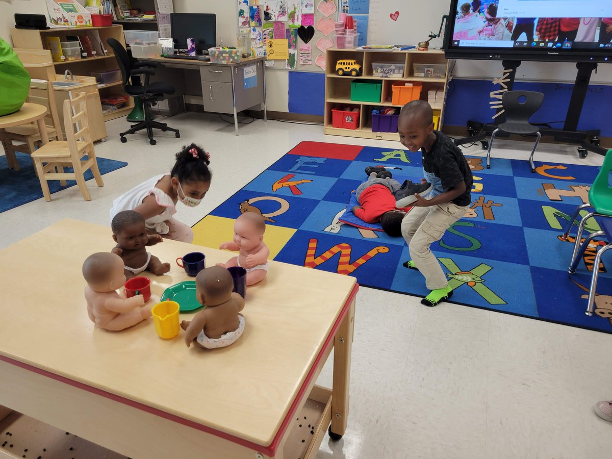 DVISD_GES's tweet photo. Mrs. Wrights Pre-K classroom went a little wacky after naptime!
#WackyWednesday #readacrossamericaweek #DVProud #gilbertproud #PawsupGilbert #PreK https://t.co/IBb05pI0sO