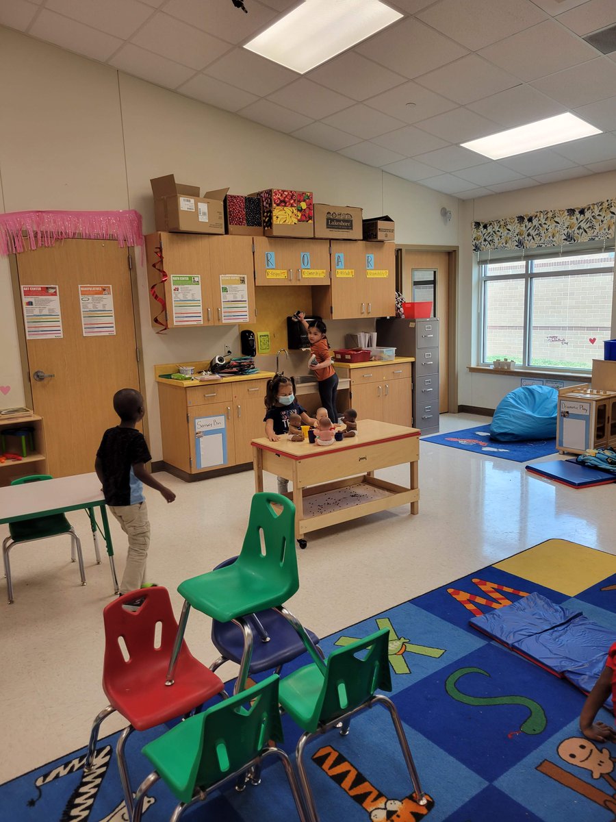 DVISD_GES's tweet photo. Mrs. Wrights Pre-K classroom went a little wacky after naptime!
#WackyWednesday #readacrossamericaweek #DVProud #gilbertproud #PawsupGilbert #PreK https://t.co/IBb05pI0sO
