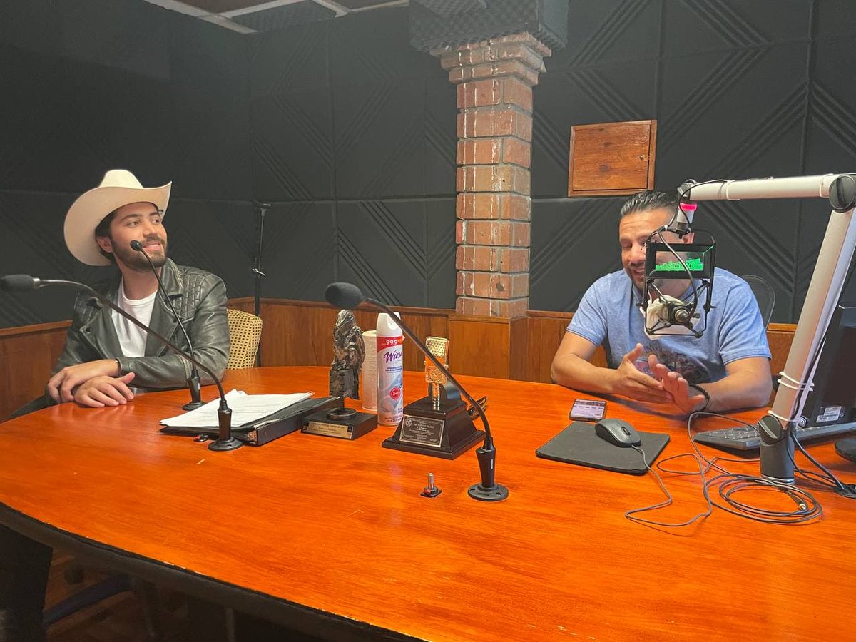 LuzRecord's tweet photo. Así cerramos el día de hoy con la #GiraDeMedios de José Alfredo en La Poderosa RPL🟢✔ 
#NoMeDolio #LuzRecord #LaPoderosa https://t.co/lTFg0oQQaF