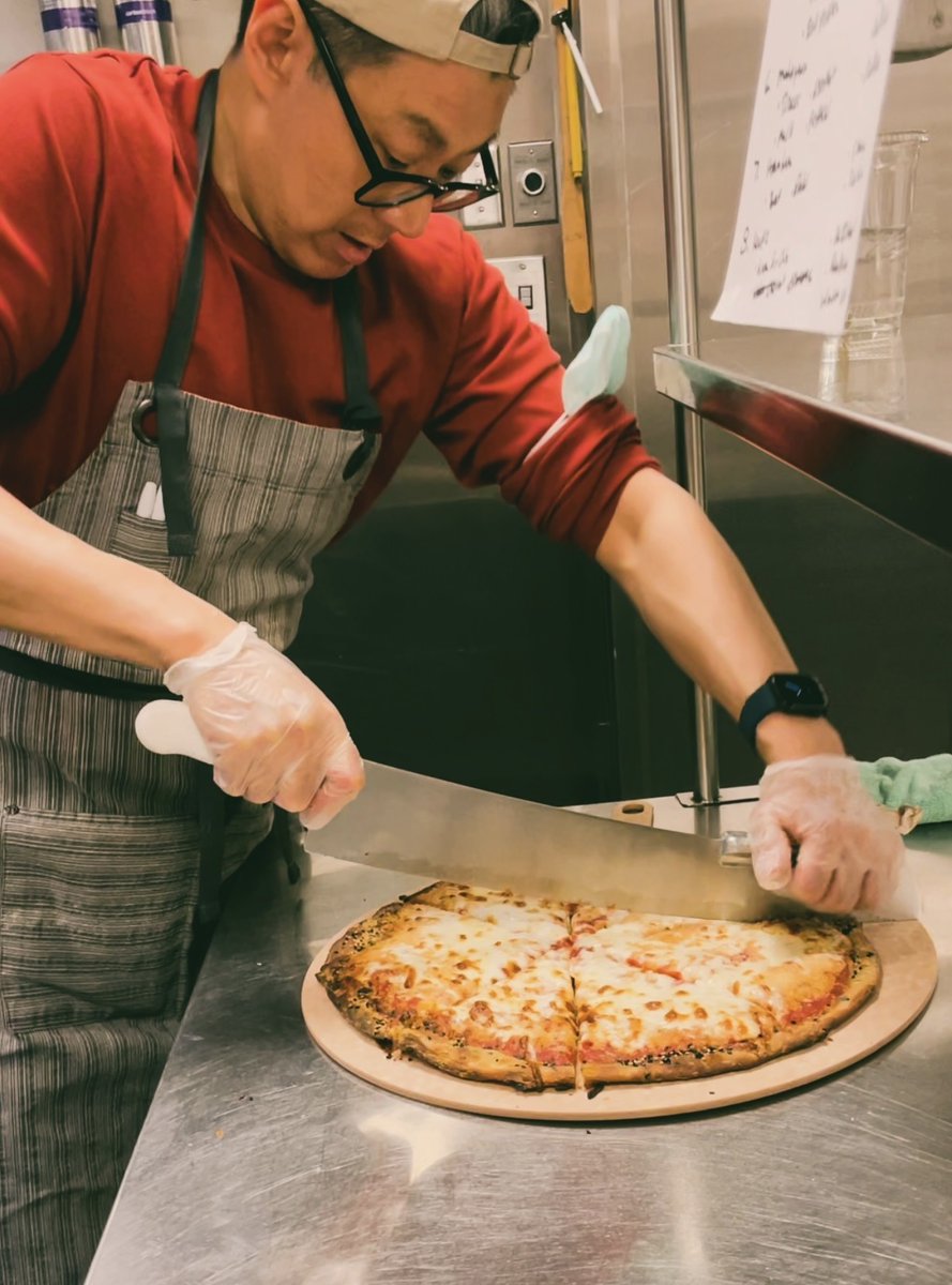 makeboluopizza's tweet photo. What's better than a classic cheese pizza? A cheese #ScallionPancakePizza! Take a bite and you'll know! Place your order at https://t.co/UBlVISv9jx #MakeboluoPizza https://t.co/76duabpf6r