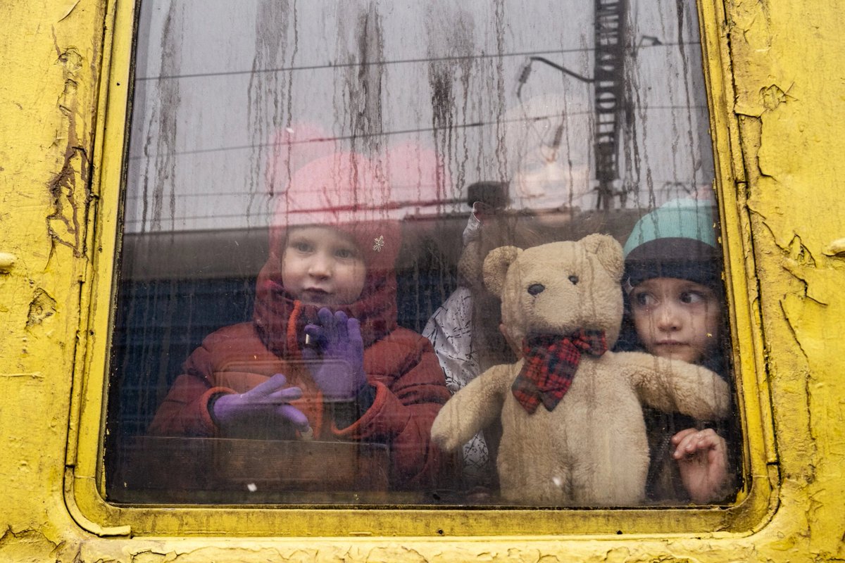 pdiethelm's tweet photo. Leaving Ukraine for a safer place: seeing dad perhaps for the last time (photo NYT) #Ukraine @With_Ukraine https://t.co/HTS3KlMXWK