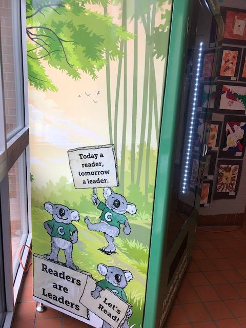 FirstBook's tweet photo. 📚 ATTENTION BOOK LOVERS 📚

Check out this amazing book vending machine that one of our members shared with us! Every time a student reaches their reading goal, they receive a token to get a brand-new book. What books would you add? https://t.co/RKvMiHIE8e