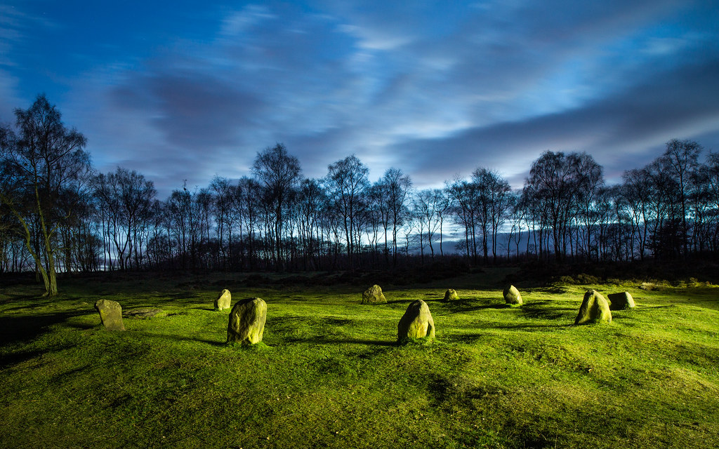 Поляна в лесу ночью. Ночной пейзаж. Ночная лесная поляна. Темный лес. Солнечная поляна звенигород лес ночью.