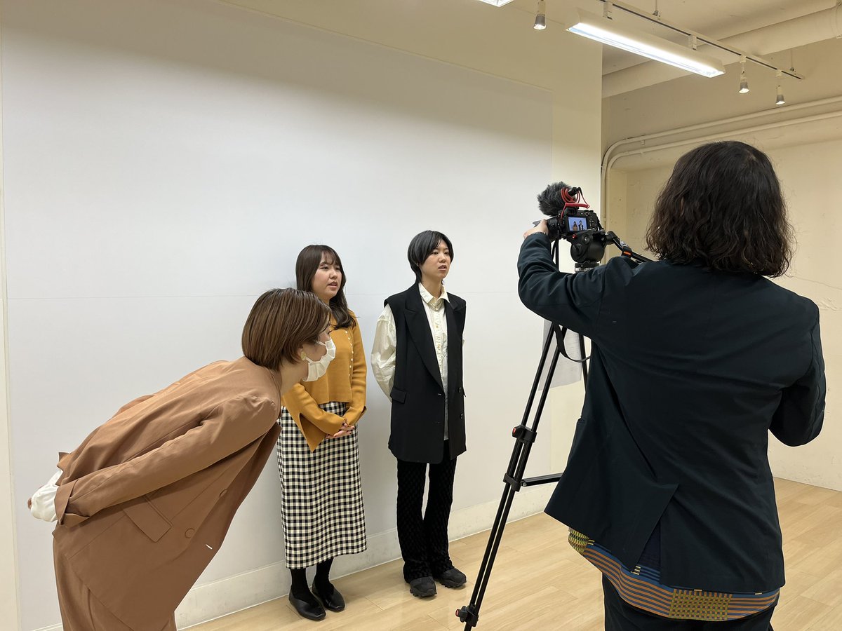 kg_saiyo's tweet photo. 2022年度4月入社新人スタッフに向けて
ウェルカム動画を作成中！！代表西山からの挨拶、採用コンシェルジュ挨拶などなど✌️新人さんは不安と期待に胸を膨らませながら3月をお過ごしかと思います！ケンジグループは皆さんが4月に入社してくるのが楽しみで仕方がないです！ https://t.co/idViPQtaJF