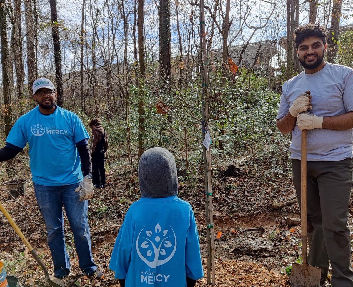 madina_mercy's tweet photo. Alhamdulillah! Our volunteers in #Atlanta planted Trees🌳🌱last weekend in collaboration with @TreesAtlanta 💚
#MadinaMercy #TreesAtlanta #Planttrees #GivingisLiving https://t.co/KVfehkCFbe