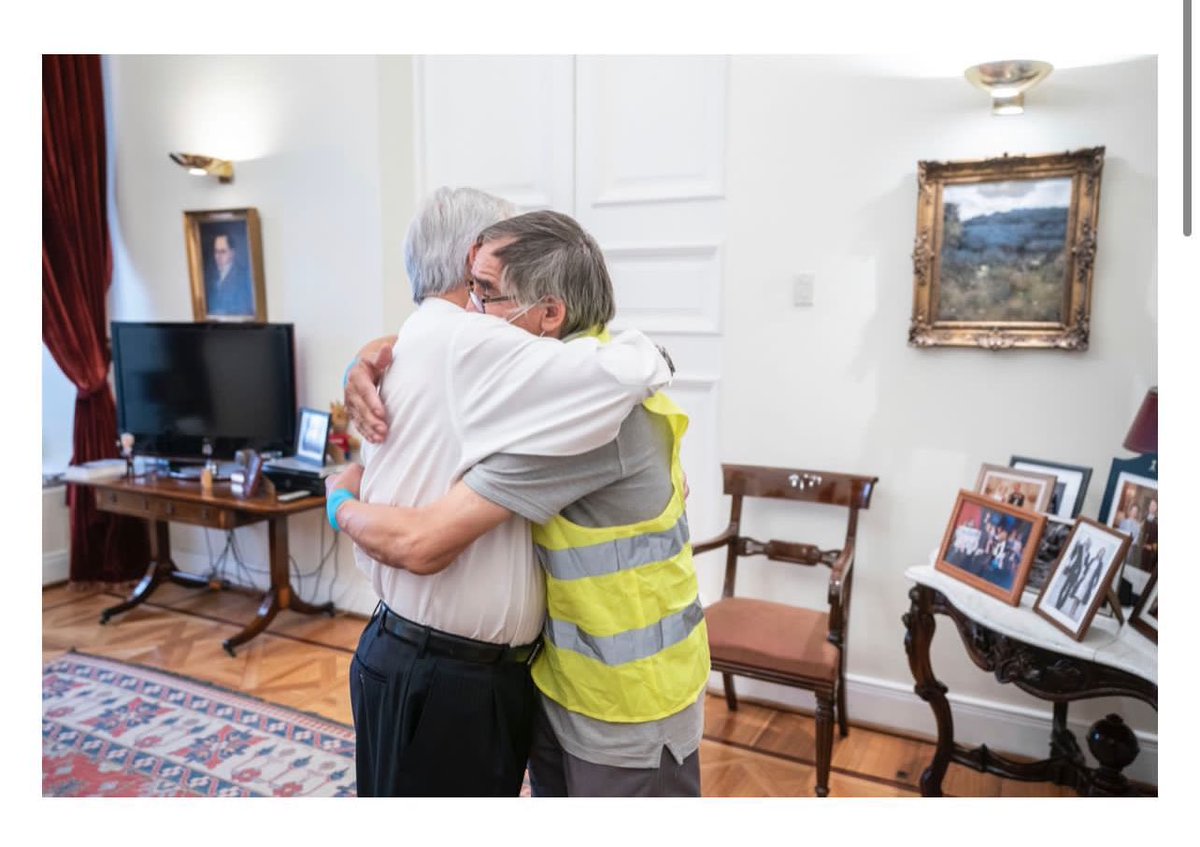 Emocionante momento en que un abuelo pide perdón por un acto repudiable de su nieta. Y un gesto de gran sensibilidad del Presidente <a href="/sebastianpinera/">Sebastian Piñera</a>
Un abrazo real que refleja el valor del espíritu cívico y el respeto por sobre las funas y agresiones que algunos celebran #Respeto